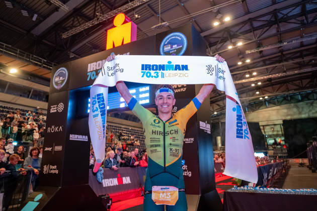 Leipzig - Triathlon-Premiere in Leipzig: Willy Hirsch und Caroline Pohle gewinnen Ironman 70.3, Leipziger Geschwister auf Platz 2 (Teil 2) 23.08.2026 ab 8 Uhr¨Stadtgebiet Leipzig und Umland ¨Fotograf: EHL Media Erik-Holm Langhof Im Foto: Wilhelm Willy Hirsch, Erster Platz Am Sonntagmorgen startete am Cospudener See erstmals ein Ironman 70.3 in Leipzig. Sportamtsleiterin Katja Büchel gab um 8 Uhr den Startschuss für die männlichen Profis, fünf Minuten später folgten die Profi-Frauen sowie weitere Minuten später Hunderte Amateur-Sportler. Insgesamt nahmen rund 2.500 Triathleten an der Veranstaltung teil. Vor ihnen lagen 1,9 Kilometer Schwimmen, 90 Kilometer Radfahren durch das Leipziger Neuseenland sowie ein abschließender Halbmarathon insgesamt rund 113 Kilometer. Schlussendlich setzte sich bei den Männern Wilhelm Willy Hirsch durch und gewann die Leipziger Premiere. Der Leipziger Triathlet Rico Bogen belegte den zweiten Platz, der Franzose Pierre Dupuy kam auf Platz drei. Das Rennen der Frauen entschied Caroline Pohle für sich. Bogens Schwester Bianca Bogen erreichte ebenfalls Platz zwei. Auf den dritten Podestplatz bei den Frauen kam Brooke Gillies aus Großbritannien. Leipzig Sachsen Deutschland Copyright: xEHLxMedia Erik-HolmxLanghofx 20260823_ironman-leipzig_19