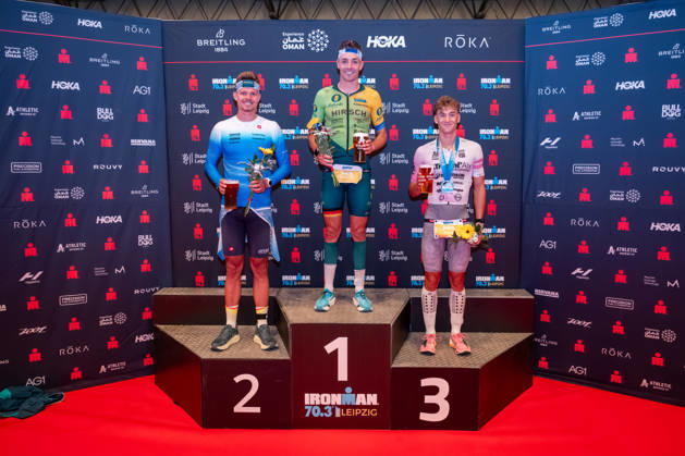 Leipzig - Triathlon-Premiere in Leipzig: Willy Hirsch und Caroline Pohle gewinnen Ironman 70.3, Leipziger Geschwister auf Platz 2 (Teil 2) 23.08.2026 ab 8 Uhr¨Stadtgebiet Leipzig und Umland ¨Fotograf: EHL Media Erik-Holm Langhof Im Foto: Rico Bogen, Zweiter Platz, Wilhelm Willy Hirsch, Erster Platz und Pierre Dupuy, Dritter Platz (von links) Am Sonntagmorgen startete am Cospudener See erstmals ein Ironman 70.3 in Leipzig. Sportamtsleiterin Katja Büchel gab um 8 Uhr den Startschuss für die männlichen Profis, fünf Minuten später folgten die Profi-Frauen sowie weitere Minuten später Hunderte Amateur-Sportler. Insgesamt nahmen rund 2.500 Triathleten an der Veranstaltung teil. Vor ihnen lagen 1,9 Kilometer Schwimmen, 90 Kilometer Radfahren durch das Leipziger Neuseenland sowie ein abschließender Halbmarathon insgesamt rund 113 Kilometer. Schlussendlich setzte sich bei den Männern Wilhelm Willy Hirsch durch und gewann die Leipziger Premiere. Der Leipziger Triathlet Rico Bogen belegte den zweiten Platz, der Franzose Pierre Dupuy kam auf Platz drei. Das Rennen der Frauen entschied Caroline Pohle für sich. Bogens Schwester Bianca Bogen erreichte ebenfalls Platz zwei. Auf den dritten Podestplatz bei den Frauen kam Brooke Gillies aus Großbritannien. Leipzig Sachsen Deutschland Copyright: xEHLxMedia Erik-HolmxLanghofx 20260823_ironman-leipzig_25