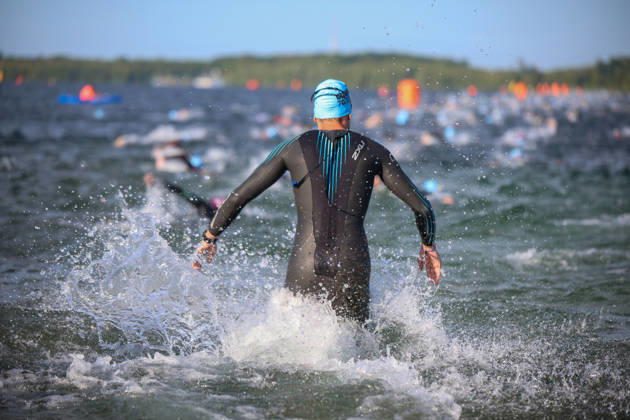 Leipzig - Triathlon-Premiere in Leipzig: Willy Hirsch und Caroline Pohle gewinnen Ironman 70.3, Leipziger Geschwister auf Platz 2 (Teil 2) 23.08.2026 ab 8 Uhr Stadtgebiet Leipzig und Umland Fotograf: EHL Media Erik-Holm Langhof Am Sonntagmorgen startete am Cospudener See erstmals ein Ironman 70.3 in Leipzig. Sportamtsleiterin Katja Büchel gab um 8 Uhr den Startschuss für die männlichen Profis, fünf Minuten später folgten die Profi-Frauen sowie weitere Minuten später Hunderte Amateur-Sportler. Insgesamt nahmen rund 2.500 Triathleten an der Veranstaltung teil. Vor ihnen lagen 1,9 Kilometer Schwimmen, 90 Kilometer Radfahren durch das Leipziger Neuseenland sowie ein abschließender Halbmarathon insgesamt rund 113 Kilometer. Schlussendlich setzte sich bei den Männern Wilhelm Willy Hirsch durch und gewann die Leipziger Premiere. Der Leipziger Triathlet Rico Bogen belegte den zweiten Platz, der Franzose Pierre Dupuy kam auf Platz drei. Das Rennen der Frauen entschied Caroline Pohle für sich. Bogens Schwester Bianca Bogen erreichte ebenfalls Platz zwei. Auf den dritten Podestplatz bei den Frauen kam Brooke Gillies aus Großbritannien. Leipzig Sachsen Deutschland Copyright: xEHLxMedia Erik-HolmxLanghofx 20260823_ironman-leipzig_1