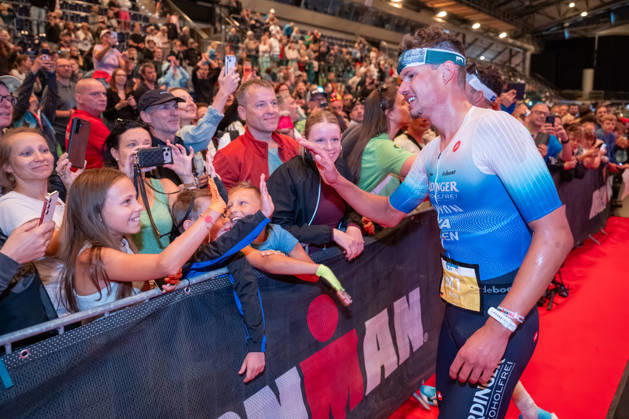 Leipzig - Triathlon-Premiere in Leipzig: Willy Hirsch und Caroline Pohle gewinnen Ironman 70.3, Leipziger Geschwister auf Platz 2 (Teil 2) 23.08.2026 ab 8 Uhr¨Stadtgebiet Leipzig und Umland ¨Fotograf: EHL Media Erik-Holm Langhof Im Foto: Rico Bogen, Zweiter Platz Am Sonntagmorgen startete am Cospudener See erstmals ein Ironman 70.3 in Leipzig. Sportamtsleiterin Katja Büchel gab um 8 Uhr den Startschuss für die männlichen Profis, fünf Minuten später folgten die Profi-Frauen sowie weitere Minuten später Hunderte Amateur-Sportler. Insgesamt nahmen rund 2.500 Triathleten an der Veranstaltung teil. Vor ihnen lagen 1,9 Kilometer Schwimmen, 90 Kilometer Radfahren durch das Leipziger Neuseenland sowie ein abschließender Halbmarathon insgesamt rund 113 Kilometer. Schlussendlich setzte sich bei den Männern Wilhelm Willy Hirsch durch und gewann die Leipziger Premiere. Der Leipziger Triathlet Rico Bogen belegte den zweiten Platz, der Franzose Pierre Dupuy kam auf Platz drei. Das Rennen der Frauen entschied Caroline Pohle für sich. Bogens Schwester Bianca Bogen erreichte ebenfalls Platz zwei. Auf den dritten Podestplatz bei den Frauen kam Brooke Gillies aus Großbritannien. Leipzig Sachsen Deutschland Copyright: xEHLxMedia Erik-HolmxLanghofx 20260823_ironman-leipzig_16