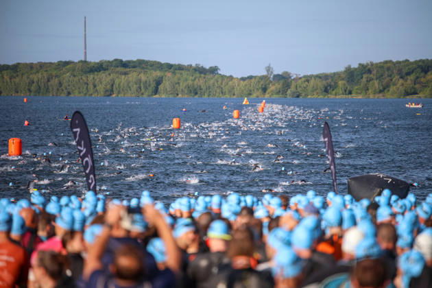 Leipzig - Triathlon-Premiere in Leipzig: Willy Hirsch und Caroline Pohle gewinnen Ironman 70.3, Leipziger Geschwister auf Platz 2 (Teil 2) 23.08.2026 ab 8 Uhr Stadtgebiet Leipzig und Umland Fotograf: EHL Media Erik-Holm Langhof Am Sonntagmorgen startete am Cospudener See erstmals ein Ironman 70.3 in Leipzig. Sportamtsleiterin Katja Büchel gab um 8 Uhr den Startschuss für die männlichen Profis, fünf Minuten später folgten die Profi-Frauen sowie weitere Minuten später Hunderte Amateur-Sportler. Insgesamt nahmen rund 2.500 Triathleten an der Veranstaltung teil. Vor ihnen lagen 1,9 Kilometer Schwimmen, 90 Kilometer Radfahren durch das Leipziger Neuseenland sowie ein abschließender Halbmarathon insgesamt rund 113 Kilometer. Schlussendlich setzte sich bei den Männern Wilhelm Willy Hirsch durch und gewann die Leipziger Premiere. Der Leipziger Triathlet Rico Bogen belegte den zweiten Platz, der Franzose Pierre Dupuy kam auf Platz drei. Das Rennen der Frauen entschied Caroline Pohle für sich. Bogens Schwester Bianca Bogen erreichte ebenfalls Platz zwei. Auf den dritten Podestplatz bei den Frauen kam Brooke Gillies aus Großbritannien. Leipzig Sachsen Deutschland Copyright: xEHLxMedia Erik-HolmxLanghofx 20260823_ironman-leipzig_4