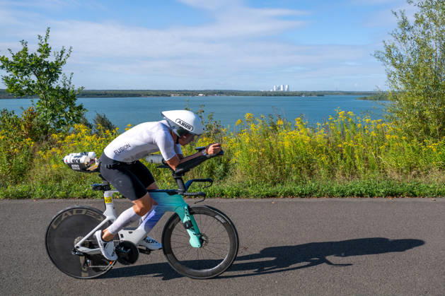 Leipzig - Triathlon-Premiere in Leipzig: Willy Hirsch und Caroline Pohle gewinnen Ironman 70.3, Leipziger Geschwister auf Platz 2 (Teil 2) 23.08.2026 ab 8 Uhr Stadtgebiet Leipzig und Umland Fotograf: EHL Media Erik-Holm Langhof Am Sonntagmorgen startete am Cospudener See erstmals ein Ironman 70.3 in Leipzig. Sportamtsleiterin Katja Büchel gab um 8 Uhr den Startschuss für die männlichen Profis, fünf Minuten später folgten die Profi-Frauen sowie weitere Minuten später Hunderte Amateur-Sportler. Insgesamt nahmen rund 2.500 Triathleten an der Veranstaltung teil. Vor ihnen lagen 1,9 Kilometer Schwimmen, 90 Kilometer Radfahren durch das Leipziger Neuseenland sowie ein abschließender Halbmarathon insgesamt rund 113 Kilometer. Schlussendlich setzte sich bei den Männern Wilhelm Willy Hirsch durch und gewann die Leipziger Premiere. Der Leipziger Triathlet Rico Bogen belegte den zweiten Platz, der Franzose Pierre Dupuy kam auf Platz drei. Das Rennen der Frauen entschied Caroline Pohle für sich. Bogens Schwester Bianca Bogen erreichte ebenfalls Platz zwei. Auf den dritten Podestplatz bei den Frauen kam Brooke Gillies aus Großbritannien. Leipzig Sachsen Deutschland Copyright: xEHLxMedia Erik-HolmxLanghofx 20260823_ironman-leipzig_6