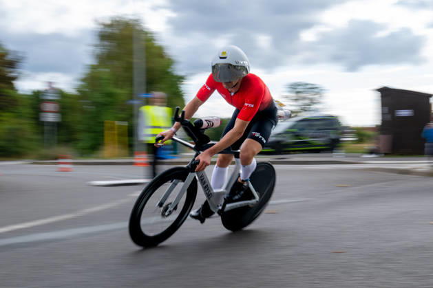 Leipzig - Triathlon-Premiere in Leipzig: Willy Hirsch und Caroline Pohle gewinnen Ironman 70.3, Leipziger Geschwister auf Platz 2 (Teil 2) 23.08.2026 ab 8 Uhr Stadtgebiet Leipzig und Umland Fotograf: EHL Media Erik-Holm Langhof Am Sonntagmorgen startete am Cospudener See erstmals ein Ironman 70.3 in Leipzig. Sportamtsleiterin Katja Büchel gab um 8 Uhr den Startschuss für die männlichen Profis, fünf Minuten später folgten die Profi-Frauen sowie weitere Minuten später Hunderte Amateur-Sportler. Insgesamt nahmen rund 2.500 Triathleten an der Veranstaltung teil. Vor ihnen lagen 1,9 Kilometer Schwimmen, 90 Kilometer Radfahren durch das Leipziger Neuseenland sowie ein abschließender Halbmarathon insgesamt rund 113 Kilometer. Schlussendlich setzte sich bei den Männern Wilhelm Willy Hirsch durch und gewann die Leipziger Premiere. Der Leipziger Triathlet Rico Bogen belegte den zweiten Platz, der Franzose Pierre Dupuy kam auf Platz drei. Das Rennen der Frauen entschied Caroline Pohle für sich. Bogens Schwester Bianca Bogen erreichte ebenfalls Platz zwei. Auf den dritten Podestplatz bei den Frauen kam Brooke Gillies aus Großbritannien. Leipzig Sachsen Deutschland Copyright: xEHLxMedia Erik-HolmxLanghofx 20260823_ironman-leipzig_9