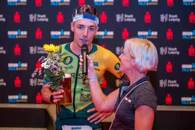 Leipzig - Triathlon-Premiere in Leipzig: Willy Hirsch und Caroline Pohle gewinnen Ironman 70.3, Leipziger Geschwister auf Platz 2 (Teil 2) 23.08.2026 ab 8 Uhr¨Stadtgebiet Leipzig und Umland ¨Fotograf: EHL Media Erik-Holm Langhof Im Foto: Wilhelm Willy Hirsch, Erster Platz Am Sonntagmorgen startete am Cospudener See erstmals ein Ironman 70.3 in Leipzig. Sportamtsleiterin Katja Büchel gab um 8 Uhr den Startschuss für die männlichen Profis, fünf Minuten später folgten die Profi-Frauen sowie weitere Minuten später Hunderte Amateur-Sportler. Insgesamt nahmen rund 2.500 Triathleten an der Veranstaltung teil. Vor ihnen lagen 1,9 Kilometer Schwimmen, 90 Kilometer Radfahren durch das Leipziger Neuseenland sowie ein abschließender Halbmarathon insgesamt rund 113 Kilometer. Schlussendlich setzte sich bei den Männern Wilhelm Willy Hirsch durch und gewann die Leipziger Premiere. Der Leipziger Triathlet Rico Bogen belegte den zweiten Platz, der Franzose Pierre Dupuy kam auf Platz drei. Das Rennen der Frauen entschied Caroline Pohle für sich. Bogens Schwester Bianca Bogen erreichte ebenfalls Platz zwei. Auf den dritten Podestplatz bei den Frauen kam Brooke Gillies aus Großbritannien. Leipzig Sachsen Deutschland Copyright: xEHLxMedia Erik-HolmxLanghofx 20260823_ironman-leipzig_28