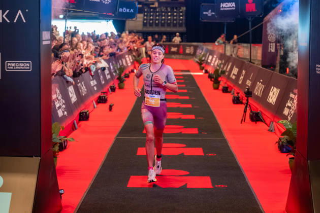 Leipzig - Triathlon-Premiere in Leipzig: Willy Hirsch und Caroline Pohle gewinnen Ironman 70.3, Leipziger Geschwister auf Platz 2 (Teil 2) 23.08.2026 ab 8 Uhr¨Stadtgebiet Leipzig und Umland ¨Fotograf: EHL Media Erik-Holm Langhof Im Foto: Bianca Bogen, Zweiter Platz Am Sonntagmorgen startete am Cospudener See erstmals ein Ironman 70.3 in Leipzig. Sportamtsleiterin Katja Büchel gab um 8 Uhr den Startschuss für die männlichen Profis, fünf Minuten später folgten die Profi-Frauen sowie weitere Minuten später Hunderte Amateur-Sportler. Insgesamt nahmen rund 2.500 Triathleten an der Veranstaltung teil. Vor ihnen lagen 1,9 Kilometer Schwimmen, 90 Kilometer Radfahren durch das Leipziger Neuseenland sowie ein abschließender Halbmarathon insgesamt rund 113 Kilometer. Schlussendlich setzte sich bei den Männern Wilhelm Willy Hirsch durch und gewann die Leipziger Premiere. Der Leipziger Triathlet Rico Bogen belegte den zweiten Platz, der Franzose Pierre Dupuy kam auf Platz drei. Das Rennen der Frauen entschied Caroline Pohle für sich. Bogens Schwester Bianca Bogen erreichte ebenfalls Platz zwei. Auf den dritten Podestplatz bei den Frauen kam Brooke Gillies aus Großbritannien. Leipzig Sachsen Deutschland Copyright: xEHLxMedia Erik-HolmxLanghofx 20260823_ironman-leipzig_29
