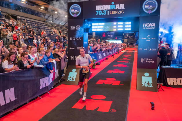 Leipzig - Triathlon-Premiere in Leipzig: Willy Hirsch und Caroline Pohle gewinnen Ironman 70.3, Leipziger Geschwister auf Platz 2 (Teil 2) 23.08.2026 ab 8 Uhr¨Stadtgebiet Leipzig und Umland ¨Fotograf: EHL Media Erik-Holm Langhof Im Foto: Bianca Bogen, Zweiter Platz Am Sonntagmorgen startete am Cospudener See erstmals ein Ironman 70.3 in Leipzig. Sportamtsleiterin Katja Büchel gab um 8 Uhr den Startschuss für die männlichen Profis, fünf Minuten später folgten die Profi-Frauen sowie weitere Minuten später Hunderte Amateur-Sportler. Insgesamt nahmen rund 2.500 Triathleten an der Veranstaltung teil. Vor ihnen lagen 1,9 Kilometer Schwimmen, 90 Kilometer Radfahren durch das Leipziger Neuseenland sowie ein abschließender Halbmarathon insgesamt rund 113 Kilometer. Schlussendlich setzte sich bei den Männern Wilhelm Willy Hirsch durch und gewann die Leipziger Premiere. Der Leipziger Triathlet Rico Bogen belegte den zweiten Platz, der Franzose Pierre Dupuy kam auf Platz drei. Das Rennen der Frauen entschied Caroline Pohle für sich. Bogens Schwester Bianca Bogen erreichte ebenfalls Platz zwei. Auf den dritten Podestplatz bei den Frauen kam Brooke Gillies aus Großbritannien. Leipzig Sachsen Deutschland Copyright: xEHLxMedia Erik-HolmxLanghofx 20260823_ironman-leipzig_30