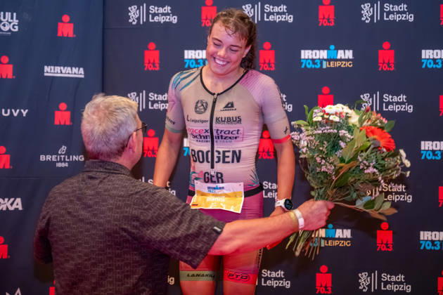Leipzig - Triathlon-Premiere in Leipzig: Willy Hirsch und Caroline Pohle gewinnen Ironman 70.3, Leipziger Geschwister auf Platz 2 (Teil 2) 23.08.2026 ab 8 Uhr¨Stadtgebiet Leipzig und Umland ¨Fotograf: EHL Media Erik-Holm Langhof Im Foto: Bianca Bogen, Zweiter Platz Am Sonntagmorgen startete am Cospudener See erstmals ein Ironman 70.3 in Leipzig. Sportamtsleiterin Katja Büchel gab um 8 Uhr den Startschuss für die männlichen Profis, fünf Minuten später folgten die Profi-Frauen sowie weitere Minuten später Hunderte Amateur-Sportler. Insgesamt nahmen rund 2.500 Triathleten an der Veranstaltung teil. Vor ihnen lagen 1,9 Kilometer Schwimmen, 90 Kilometer Radfahren durch das Leipziger Neuseenland sowie ein abschließender Halbmarathon insgesamt rund 113 Kilometer. Schlussendlich setzte sich bei den Männern Wilhelm Willy Hirsch durch und gewann die Leipziger Premiere. Der Leipziger Triathlet Rico Bogen belegte den zweiten Platz, der Franzose Pierre Dupuy kam auf Platz drei. Das Rennen der Frauen entschied Caroline Pohle für sich. Bogens Schwester Bianca Bogen erreichte ebenfalls Platz zwei. Auf den dritten Podestplatz bei den Frauen kam Brooke Gillies aus Großbritannien. Leipzig Sachsen Deutschland Copyright: xEHLxMedia Erik-HolmxLanghofx 20260823_ironman-leipzig_31