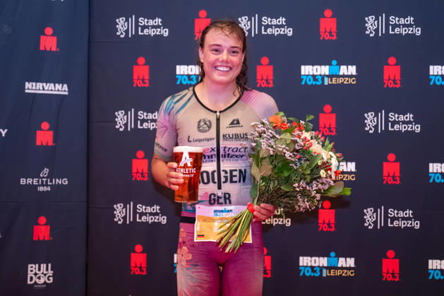 Leipzig - Triathlon-Premiere in Leipzig: Willy Hirsch und Caroline Pohle gewinnen Ironman 70.3, Leipziger Geschwister auf Platz 2 (Teil 2) 23.08.2026 ab 8 Uhr¨Stadtgebiet Leipzig und Umland ¨Fotograf: EHL Media Erik-Holm Langhof Im Foto: Bianca Bogen, Zweiter Platz Am Sonntagmorgen startete am Cospudener See erstmals ein Ironman 70.3 in Leipzig. Sportamtsleiterin Katja Büchel gab um 8 Uhr den Startschuss für die männlichen Profis, fünf Minuten später folgten die Profi-Frauen sowie weitere Minuten später Hunderte Amateur-Sportler. Insgesamt nahmen rund 2.500 Triathleten an der Veranstaltung teil. Vor ihnen lagen 1,9 Kilometer Schwimmen, 90 Kilometer Radfahren durch das Leipziger Neuseenland sowie ein abschließender Halbmarathon insgesamt rund 113 Kilometer. Schlussendlich setzte sich bei den Männern Wilhelm Willy Hirsch durch und gewann die Leipziger Premiere. Der Leipziger Triathlet Rico Bogen belegte den zweiten Platz, der Franzose Pierre Dupuy kam auf Platz drei. Das Rennen der Frauen entschied Caroline Pohle für sich. Bogens Schwester Bianca Bogen erreichte ebenfalls Platz zwei. Auf den dritten Podestplatz bei den Frauen kam Brooke Gillies aus Großbritannien. Leipzig Sachsen Deutschland Copyright: xEHLxMedia Erik-HolmxLanghofx 20260823_ironman-leipzig_32