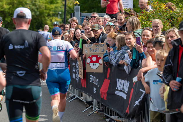 Leipzig - Triathlon-Premiere in Leipzig: Willy Hirsch und Caroline Pohle gewinnen Ironman 70.3, Leipziger Geschwister auf Platz 2 (Teil 2) 23.08.2026 ab 8 Uhr Stadtgebiet Leipzig und Umland Fotograf: EHL Media Erik-Holm Langhof Am Sonntagmorgen startete am Cospudener See erstmals ein Ironman 70.3 in Leipzig. Sportamtsleiterin Katja Büchel gab um 8 Uhr den Startschuss für die männlichen Profis, fünf Minuten später folgten die Profi-Frauen sowie weitere Minuten später Hunderte Amateur-Sportler. Insgesamt nahmen rund 2.500 Triathleten an der Veranstaltung teil. Vor ihnen lagen 1,9 Kilometer Schwimmen, 90 Kilometer Radfahren durch das Leipziger Neuseenland sowie ein abschließender Halbmarathon insgesamt rund 113 Kilometer. Schlussendlich setzte sich bei den Männern Wilhelm Willy Hirsch durch und gewann die Leipziger Premiere. Der Leipziger Triathlet Rico Bogen belegte den zweiten Platz, der Franzose Pierre Dupuy kam auf Platz drei. Das Rennen der Frauen entschied Caroline Pohle für sich. Bogens Schwester Bianca Bogen erreichte ebenfalls Platz zwei. Auf den dritten Podestplatz bei den Frauen kam Brooke Gillies aus Großbritannien. Leipzig Sachsen Deutschland Copyright: xEHLxMedia Erik-HolmxLanghofx 20260823_ironman-leipzig_39