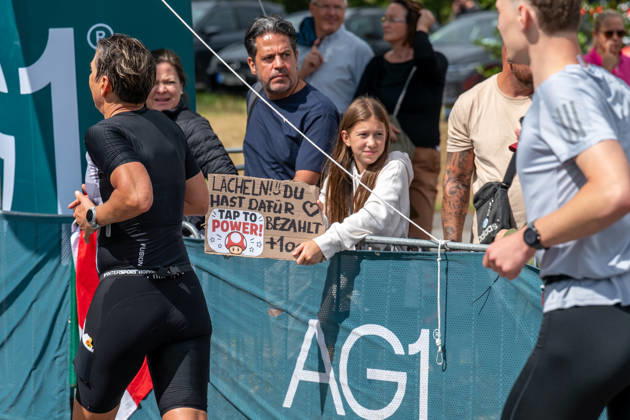 Leipzig - Triathlon-Premiere in Leipzig: Willy Hirsch und Caroline Pohle gewinnen Ironman 70.3, Leipziger Geschwister auf Platz 2 (Teil 2) 23.08.2026 ab 8 Uhr Stadtgebiet Leipzig und Umland Fotograf: EHL Media Erik-Holm Langhof Am Sonntagmorgen startete am Cospudener See erstmals ein Ironman 70.3 in Leipzig. Sportamtsleiterin Katja Büchel gab um 8 Uhr den Startschuss für die männlichen Profis, fünf Minuten später folgten die Profi-Frauen sowie weitere Minuten später Hunderte Amateur-Sportler. Insgesamt nahmen rund 2.500 Triathleten an der Veranstaltung teil. Vor ihnen lagen 1,9 Kilometer Schwimmen, 90 Kilometer Radfahren durch das Leipziger Neuseenland sowie ein abschließender Halbmarathon insgesamt rund 113 Kilometer. Schlussendlich setzte sich bei den Männern Wilhelm Willy Hirsch durch und gewann die Leipziger Premiere. Der Leipziger Triathlet Rico Bogen belegte den zweiten Platz, der Franzose Pierre Dupuy kam auf Platz drei. Das Rennen der Frauen entschied Caroline Pohle für sich. Bogens Schwester Bianca Bogen erreichte ebenfalls Platz zwei. Auf den dritten Podestplatz bei den Frauen kam Brooke Gillies aus Großbritannien. Leipzig Sachsen Deutschland Copyright: xEHLxMedia Erik-HolmxLanghofx 20260823_ironman-leipzig_41