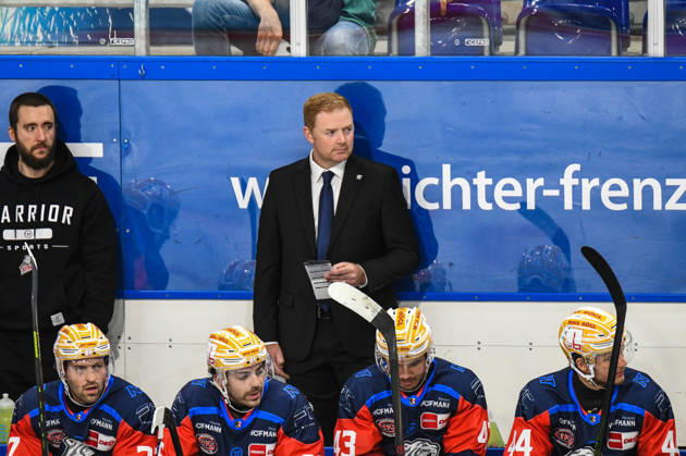 Nuernberg Ice Tigers vs. Loewen Frankfurt, Eishockey, Deutsche Eishockey Liga, Penny DEL, Vorbereitungsspiel, Gaeuboden Cup, Saison 2026 2027 am 23.08.2026 Coach Mitch O Keefe (Nuernberg Ice Tigers), Eishockey Herren, Deutsche Eishockey Liga, Penny DEL, Vorbereitungsspiel, Gaeuboden Cup, Saison 2026 2027 am 23.08.2026 im Eisstadion am Pulverturm, Nuernberg Ice Tigers (blau) gegen Loewen Frankfurt (weiss)