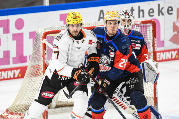 Nuernberg Ice Tigers vs. Loewen Frankfurt, Eishockey, Deutsche Eishockey Liga, Penny DEL, Vorbereitungsspiel, Gaeuboden Cup, Saison 2026 2027 am 23.08.2026 Marcus Weber (Nuernberg Ice Tigers), mit Daniel Pfaffengut (Loewen Frankfurt), Eishockey Herren, Deutsche Eishockey Liga, Penny DEL, Vorbereitungsspiel, Gaeuboden Cup, Saison 2026 2027 am 23.08.2026 im Eisstadion am Pulverturm, Nuernberg Ice Tigers (blau) gegen Loewen Frankfurt (weiss)