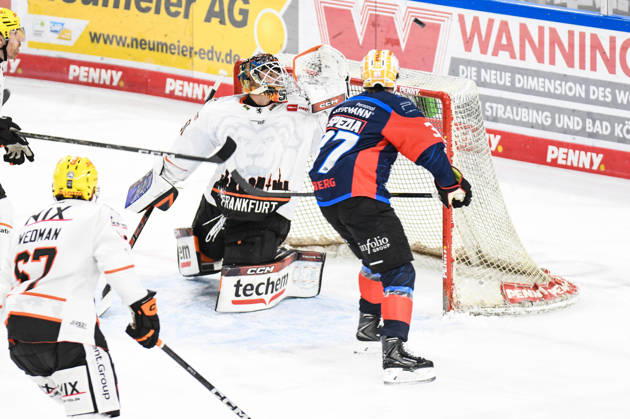 Nuernberg Ice Tigers vs. Loewen Frankfurt, Eishockey, Deutsche Eishockey Liga, Penny DEL, Vorbereitungsspiel, Gaeuboden Cup, Saison 2026 2027 am 23.08.2026 Tyler Spezia (Nuernberg Ice Tigers), vergibt den Treffer vor Cody Brenner (Loewen Frankfurt), Eishockey Herren, Deutsche Eishockey Liga, Penny DEL, Vorbereitungsspiel, Gaeuboden Cup, Saison 2026 2027 am 23.08.2026 im Eisstadion am Pulverturm, Nuernberg Ice Tigers (blau) gegen Loewen Frankfurt (weiss)