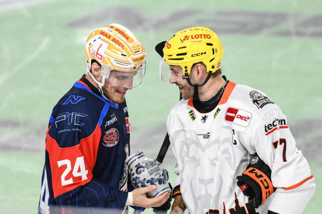 Nuernberg Ice Tigers vs. Loewen Frankfurt, Eishockey, Deutsche Eishockey Liga, Penny DEL, Vorbereitungsspiel, Gaeuboden Cup, Saison 2026 2027 am 23.08.2026 Marcus Weber (Nuernberg Ice Tigers), mit Daniel Pfaffengut (Loewen Frankfurt), Eishockey Herren, Deutsche Eishockey Liga, Penny DEL, Vorbereitungsspiel, Gaeuboden Cup, Saison 2026 2027 am 23.08.2026 im Eisstadion am Pulverturm, Nuernberg Ice Tigers (blau) gegen Loewen Frankfurt (weiss)