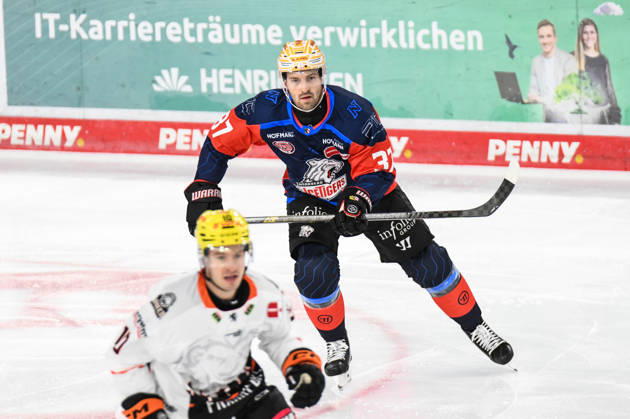 Nuernberg Ice Tigers vs. Loewen Frankfurt, Eishockey, Deutsche Eishockey Liga, Penny DEL, Vorbereitungsspiel, Gaeuboden Cup, Saison 2026 2027 am 23.08.2026 Tyler Spezia (Nuernberg Ice Tigers), Eishockey Herren, Deutsche Eishockey Liga, Penny DEL, Vorbereitungsspiel, Gaeuboden Cup, Saison 2026 2027 am 23.08.2026 im Eisstadion am Pulverturm, Nuernberg Ice Tigers (blau) gegen Loewen Frankfurt (weiss)