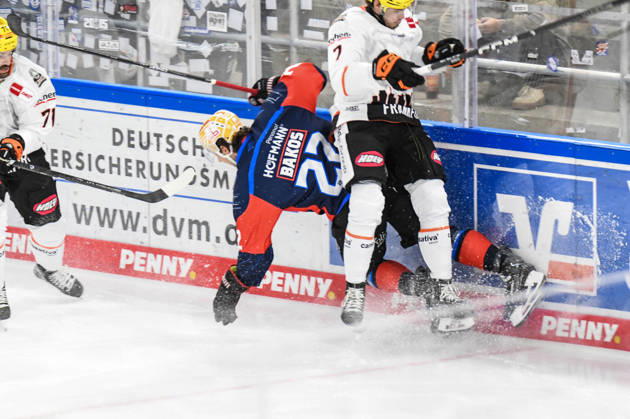 Nuernberg Ice Tigers vs. Loewen Frankfurt, Eishockey, Deutsche Eishockey Liga, Penny DEL, Vorbereitungsspiel, Gaeuboden Cup, Saison 2026 2027 am 23.08.2026 Timo Bakos (Nuernberg Ice Tigers), an der Bande mit Ty Glover (Loewen Frankfurt), Eishockey Herren, Deutsche Eishockey Liga, Penny DEL, Vorbereitungsspiel, Gaeuboden Cup, Saison 2026 2027 am 23.08.2026 im Eisstadion am Pulverturm, Nuernberg Ice Tigers (blau) gegen Loewen Frankfurt (weiss)
