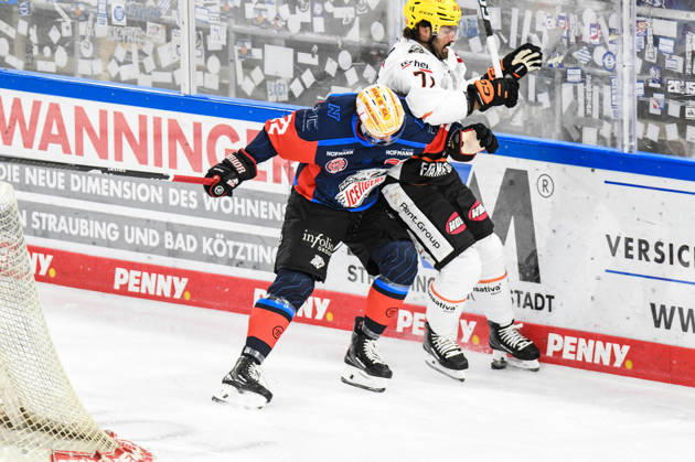 Nuernberg Ice Tigers vs. Loewen Frankfurt, Eishockey, Deutsche Eishockey Liga, Penny DEL, Vorbereitungsspiel, Gaeuboden Cup, Saison 2026 2027 am 23.08.2026 Timo Bakos (Nuernberg Ice Tigers), an der Bande mit Linus Froeberg (Loewen Frankfurt), Eishockey Herren, Deutsche Eishockey Liga, Penny DEL, Vorbereitungsspiel, Gaeuboden Cup, Saison 2026 2027 am 23.08.2026 im Eisstadion am Pulverturm, Nuernberg Ice Tigers (blau) gegen Loewen Frankfurt (weiss)