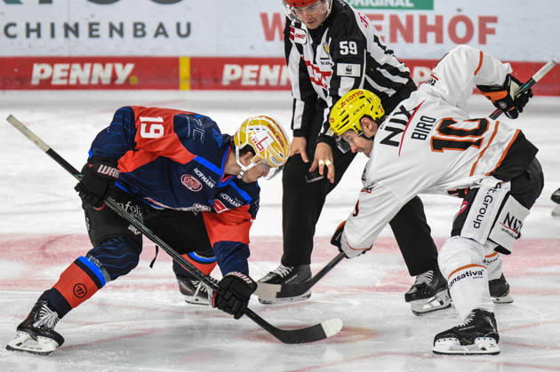 Nuernberg Ice Tigers vs. Loewen Frankfurt, Eishockey, Deutsche Eishockey Liga, Penny DEL, Vorbereitungsspiel, Gaeuboden Cup, Saison 2026 2027 am 23.08.2026 Austin Magera (Nuernberg Ice Tigers) beim Bully mit Brandon Biro (Loewen Frankfurt), Eishockey Herren, Deutsche Eishockey Liga, Penny DEL, Vorbereitungsspiel, Gaeuboden Cup, Saison 2026 2027 am 23.08.2026 im Eisstadion am Pulverturm, Nuernberg Ice Tigers (blau) gegen Loewen Frankfurt (weiss)