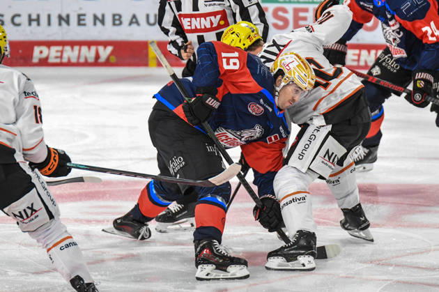Nuernberg Ice Tigers vs. Loewen Frankfurt, Eishockey, Deutsche Eishockey Liga, Penny DEL, Vorbereitungsspiel, Gaeuboden Cup, Saison 2026 2027 am 23.08.2026 Austin Magera (Nuernberg Ice Tigers) beim Bully mit Brandon Biro (Loewen Frankfurt), Eishockey Herren, Deutsche Eishockey Liga, Penny DEL, Vorbereitungsspiel, Gaeuboden Cup, Saison 2026 2027 am 23.08.2026 im Eisstadion am Pulverturm, Nuernberg Ice Tigers (blau) gegen Loewen Frankfurt (weiss)
