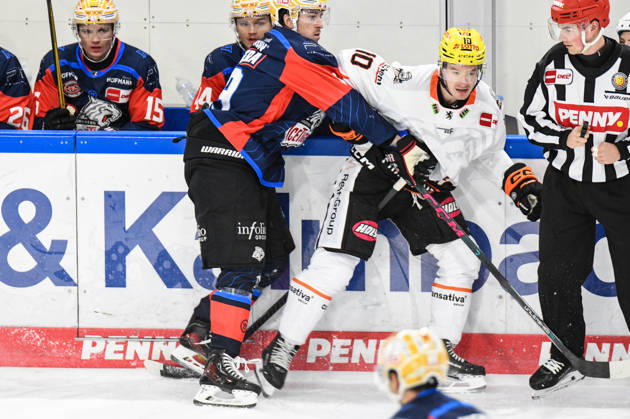 Nuernberg Ice Tigers vs. Loewen Frankfurt, Eishockey, Deutsche Eishockey Liga, Penny DEL, Vorbereitungsspiel, Gaeuboden Cup, Saison 2026 2027 am 23.08.2026 Austin Magera (Nuernberg Ice Tigers) an der Bande mit Brandon Biro (Loewen Frankfurt), Eishockey Herren, Deutsche Eishockey Liga, Penny DEL, Vorbereitungsspiel, Gaeuboden Cup, Saison 2026 2027 am 23.08.2026 im Eisstadion am Pulverturm, Nuernberg Ice Tigers (blau) gegen Loewen Frankfurt (weiss)