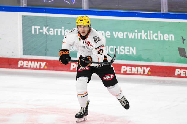 Nuernberg Ice Tigers vs. Loewen Frankfurt, Eishockey, Deutsche Eishockey Liga, Penny DEL, Vorbereitungsspiel, Gaeuboden Cup, Saison 2026 2027 am 23.08.2026 Noah Dunham (Loewen Frankfurt), Eishockey Herren, Deutsche Eishockey Liga, Penny DEL, Vorbereitungsspiel, Gaeuboden Cup, Saison 2026 2027 am 23.08.2026 im Eisstadion am Pulverturm, Nuernberg Ice Tigers (blau) gegen Loewen Frankfurt (weiss)
