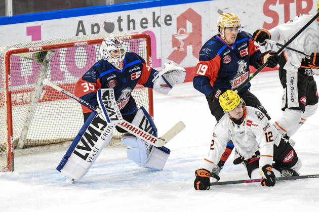 Nuernberg Ice Tigers vs. Loewen Frankfurt, Eishockey, Deutsche Eishockey Liga, Penny DEL, Vorbereitungsspiel, Gaeuboden Cup, Saison 2026 2027 am 23.08.2026 Luis Janett und Austin Magera (Nuernberg Ice Tigers), mit Noah Dunham (Loewen Frankfurt), Eishockey Herren, Deutsche Eishockey Liga, Penny DEL, Vorbereitungsspiel, Gaeuboden Cup, Saison 2026 2027 am 23.08.2026 im Eisstadion am Pulverturm, Nuernberg Ice Tigers (blau) gegen Loewen Frankfurt (weiss)