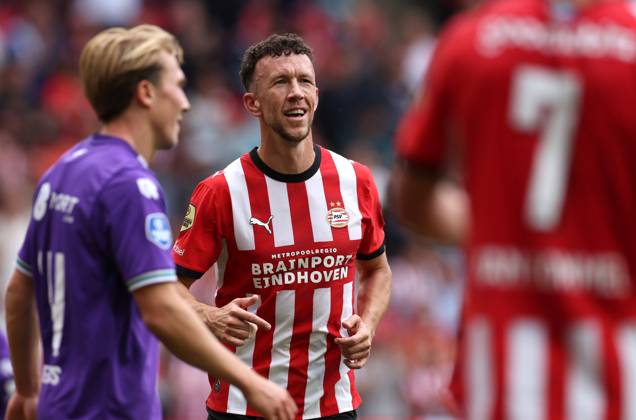 EINDHOVEN - PSV Eindhoven aanvaller Ivan Perisic heeft gescoord tijdens de Vriendenloterij eredivisie wedstrijd tussen PSV en FC Groningen in Philips stadion op 23 augustus 2026 in Eindhoven , Nederland. -