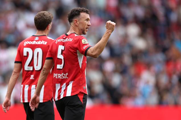 EINDHOVEN - PSV Eindhoven aanvaller Ivan Perisic viert het doelpunt tijdens de Vriendenloterij eredivisie wedstrijd tussen PSV en FC Groningen in Philips stadion op 23 augustus 2026 in Eindhoven , Nederland. -