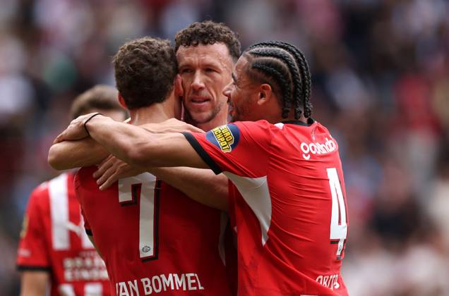 EINDHOVEN - PSV Eindhoven aanvaller Ivan Perisic heeft gescoord en viert dat met PSV Eindhoven aanvaller Ruben van Bommel. en PSV Eindhoven verdediger Armando Obispo tijdens de Vriendenloterij eredivisie wedstrijd tussen PSV en FC Groningen in Philips stadion op 23 augustus 2026 in Eindhoven , Nederland. -