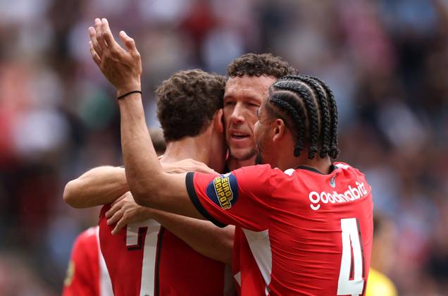 EINDHOVEN - PSV Eindhoven aanvaller Ivan Perisic heeft gescoord en viert dat met PSV Eindhoven aanvaller Ruben van Bommel. en PSV Eindhoven verdediger Armando Obispo tijdens de Vriendenloterij eredivisie wedstrijd tussen PSV en FC Groningen in Philips stadion op 23 augustus 2026 in Eindhoven , Nederland. -
