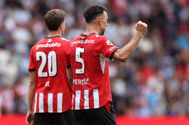 EINDHOVEN - PSV Eindhoven aanvaller Ivan Perisic viert het doelpunt tijdens de Vriendenloterij eredivisie wedstrijd tussen PSV en FC Groningen in Philips stadion op 23 augustus 2026 in Eindhoven , Nederland. -