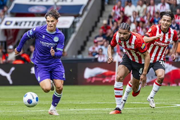 EINDHOVEN - Thom van Bergen of FC Groningen runs with the ball during the Eredivisie match between PSV Eindhoven and FC Groningen at the Philips Stadium on August 23, 2026, in Eindhoven, the Netherlands. KEVIN SENDERS ANP Eredivisie 2026 27 xVIxANPxSportx xMarcelxterxBalsxIVx 566102602 originalFilename: 566102602.jpg