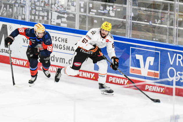Nuernberg Ice Tigers vs. Loewen Frankfurt, Eishockey, Deutsche Eishockey Liga, Penny DEL, Vorbereitungsspiel, Gaeuboden Cup, Saison 2026 2027 am 23.08.2026 Maximilian Merkl (Nuernberg Ice Tigers), um Duell um den Puck mit Matthew Wedman (Loewen Frankfurt), Eishockey Herren, Deutsche Eishockey Liga, Penny DEL, Vorbereitungsspiel, Gaeuboden Cup, Saison 2026 2027 am 23.08.2026 im Eisstadion am Pulverturm, Nuernberg Ice Tigers (blau) gegen Loewen Frankfurt (weiss)