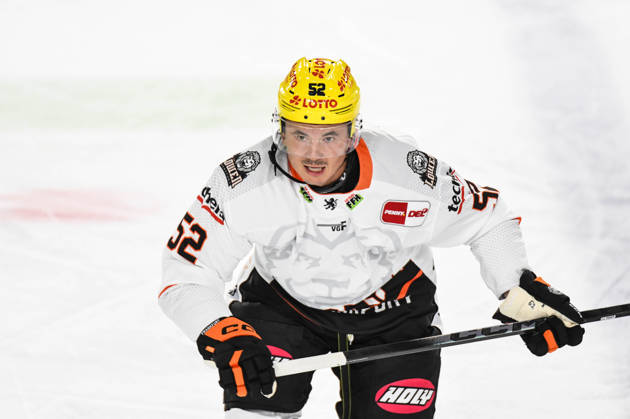 Nuernberg Ice Tigers vs. Loewen Frankfurt, Eishockey, Deutsche Eishockey Liga, Penny DEL, Vorbereitungsspiel, Gaeuboden Cup, Saison 2026 2027 am 23.08.2026 Maksim Mathushkin (Loewen Frankfurt), Eishockey Herren, Deutsche Eishockey Liga, Penny DEL, Vorbereitungsspiel, Gaeuboden Cup, Saison 2026 2027 am 23.08.2026 im Eisstadion am Pulverturm, Nuernberg Ice Tigers (blau) gegen Loewen Frankfurt (weiss)