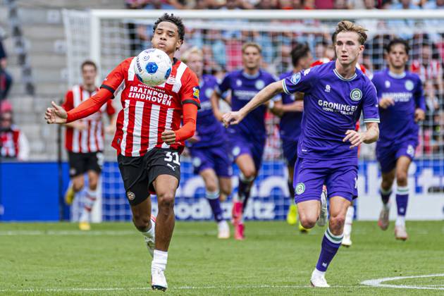 EINDHOVEN - Noah Fernandez of PSV Eindhoven runs with the ball during the Eredivisie match between PSV Eindhoven and FC Groningen at the Philips Stadium on August 23, 2026 in Eindhoven, the Netherlands. KEVIN SENDERS ANP Eredivisie 2026 27 xVIxANPxSportx xMarcelxterxBalsxIVx 566104536 originalFilename: 566104536.jpg