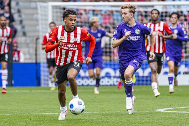EINDHOVEN - Noah Fernandez of PSV Eindhoven runs with the ball during the Eredivisie match between PSV Eindhoven and FC Groningen at the Philips Stadium on August 23, 2026 in Eindhoven, the Netherlands. KEVIN SENDERS ANP Eredivisie 2026 27 xVIxANPxSportx xMarcelxterxBalsxIVx 566104543 originalFilename: 566104543.jpg