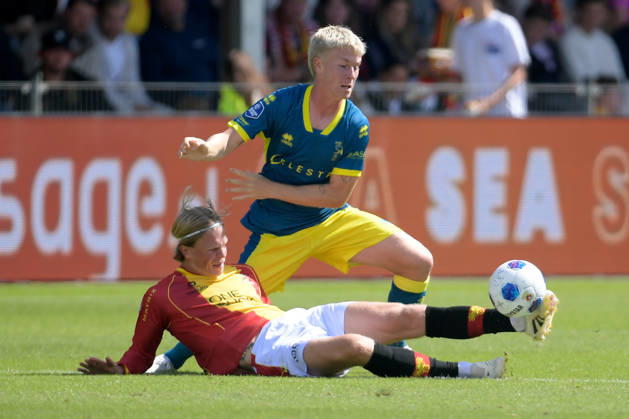 2026-08-23 Go Ahead Eagles v ADO Den Haag - VriendenLoterij Eredivisie DEVENTER, NETHERLANDS - AUGUST 23: (L-R) Juho Kilo of ADO Den Haag, Soren Tengstedt of Go Ahead Eagles during the VriendenLoterij Eredivisie match between Go Ahead Eagles and ADO Den Haag at De Adelaarshorst on August 23, 2026 in Deventer, Netherlands. Deventer De Adelaarshorst Netherlands Content not available for redistribution in The Netherlands directly or indirectly through any third parties. Copyright: xDennisxBresserx