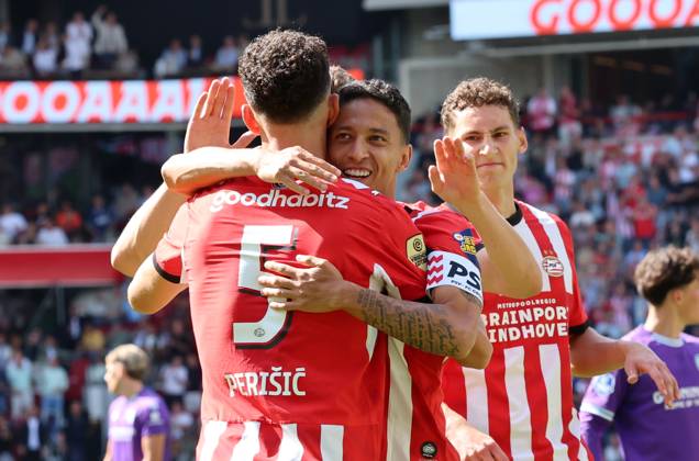EINDHOVEN - PSV Eindhoven aanvaller Ivan Perisic viert het doelpunt met PSV Eindhoven verdediger Mauro Junior tijdens de Vriendenloterij eredivisie wedstrijd tussen PSV en FC Groningen in Philips stadion op 23 augustus 2026 in Eindhoven , Nederland. -