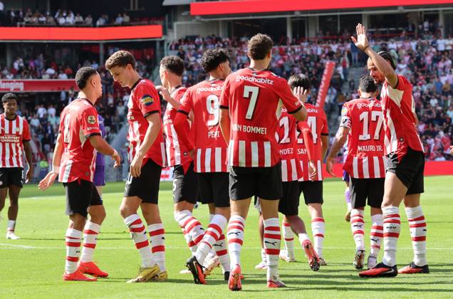 EINDHOVEN - PSV Eindhoven aanvaller Ivan Perisic heeft gescoord en viert het doelpunt met medespelers tijdens de Vriendenloterij eredivisie wedstrijd tussen PSV en FC Groningen in Philips stadion op 23 augustus 2026 in Eindhoven , Nederland. -
