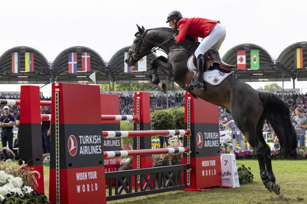 Daniel DEUSSER (GER) auf Otello de Guldenboom, im Sprung, Einzelaktion, Aktion, im Springen S3, Umlauf A, FEI Jumping World Championship, WM, Weltmeisterschaft - Individual Final - LONGINES-Preis, am 23.08.2026, FEI Reit Weltmeisterschaft Aachen 2026 vom 11. - 23.08.2026 in Aachen Deutschland; Â