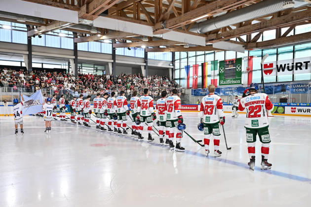 Dolomitencup 2026; Eisbären Berlin - Augsburger Panther; 23.08.2026 NEUMARKT, ITALY - 23. AUGUST: im Bild das Team der Panther bei der Nationalhymne vor dem Testspiel zwischen den Eisbären Berlin und den Augsburger Panthern beim Dolomitencup in der Würth Arena Neumarkt Copyright: xBEAUTIFULxSPORTS Goldbergx