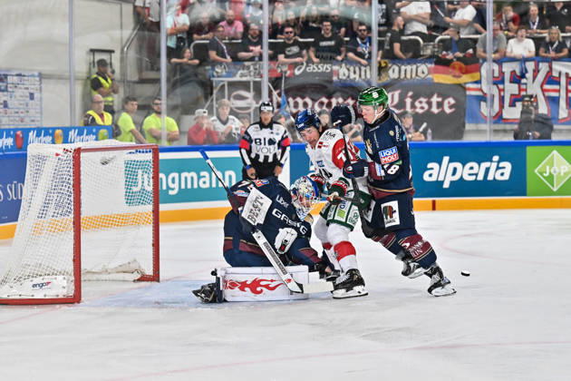Dolomitencup 2026; Eisbären Berlin - Augsburger Panther; 23.08.2026 NEUMARKT, ITALY - 23. AUGUST: v. l. Jonas NEFFIN (Eisbären Berlin 75), Luke TOPOROWSKI (Augsburger Panther 77), Jonas MÜLLER (Eisbären Berlin 18) während dem Testspiel zwischen den Eisbären Berlin und den Augsburger Panthern beim Dolomitencup in der Würth Arena Neumarkt Copyright: xBEAUTIFULxSPORTS Goldbergx