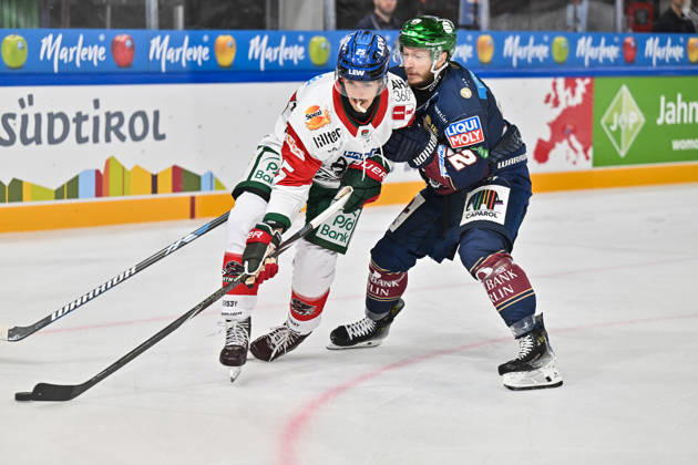 Dolomitencup 2026; Eisbären Berlin - Augsburger Panther; 23.08.2026 NEUMARKT, ITALY - 23. AUGUST: im Duell Christian HANKE (Augsburger Panther 25) und Eric MIC (Eisbären Berlin 12) während dem Testspiel zwischen den Eisbären Berlin und den Augsburger Panthern beim Dolomitencup in der Würth Arena Neumarkt Copyright: xBEAUTIFULxSPORTS Goldbergx