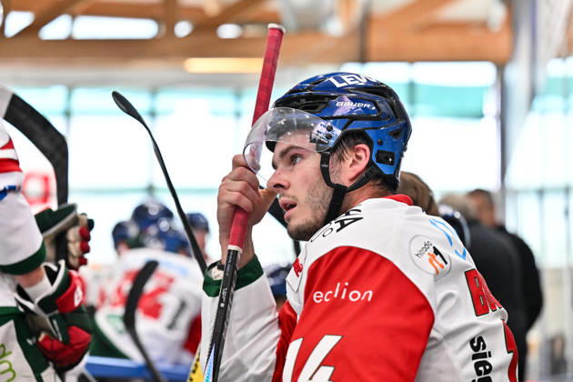 Dolomitencup 2026; Eisbären Berlin - Augsburger Panther; 23.08.2026 NEUMARKT, ITALY - 23. AUGUST: im Bild D. J. BUSDEKER (Augsburger Panther 14) auf der Bank der Panther während dem Testspiel zwischen den Eisbären Berlin und den Augsburger Panthern beim Dolomitencup in der Würth Arena Neumarkt Copyright: xBEAUTIFULxSPORTS Goldbergx