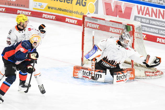 Nuernberg Ice Tigers vs. Loewen Frankfurt, Eishockey, Deutsche Eishockey Liga, Penny DEL, Vorbereitungsspiel, Gaeuboden Cup, Saison 2026 2027 am 23.08.2026 Jackson Cates (Nuernberg Ice Tigers),vergibt den Treffer, Nico Pertuch (Loewen Frankfurt) kassiert den Puck, Eishockey Herren, Deutsche Eishockey Liga, Penny DEL, Vorbereitungsspiel, Gaeuboden Cup, Saison 2026 2027 am 23.08.2026 im Eisstadion am Pulverturm, Nuernberg Ice Tigers (blau) gegen Loewen Frankfurt (weiss)