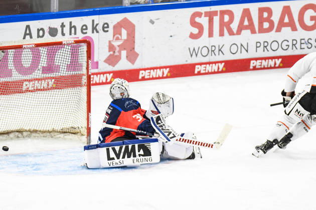 Nuernberg Ice Tigers vs. Loewen Frankfurt, Eishockey, Deutsche Eishockey Liga, Penny DEL, Vorbereitungsspiel, Gaeuboden Cup, Saison 2026 2027 am 23.08.2026 Luis Jannett (Nuernberg Ice Tigers) ist geschalgen, Eric Uba (Loewen Frankfurt) (nicht im Bild)- trifft, Eishockey Herren, Deutsche Eishockey Liga, Penny DEL, Vorbereitungsspiel, Gaeuboden Cup, Saison 2026 2027 am 23.08.2026 im Eisstadion am Pulverturm, Nuernberg Ice Tigers (blau) gegen Loewen Frankfurt (weiss)