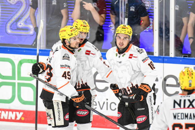 Nuernberg Ice Tigers vs. Loewen Frankfurt, Eishockey, Deutsche Eishockey Liga, Penny DEL, Vorbereitungsspiel, Gaeuboden Cup, Saison 2026 2027 am 23.08.2026 Eric Uba (Loewen Frankfurt) jubelt mit Matej Leden und Michael Joyaux ueber seinen Treffer, Eishockey Herren, Deutsche Eishockey Liga, Penny DEL, Vorbereitungsspiel, Gaeuboden Cup, Saison 2026 2027 am 23.08.2026 im Eisstadion am Pulverturm, Nuernberg Ice Tigers (blau) gegen Loewen Frankfurt (weiss)