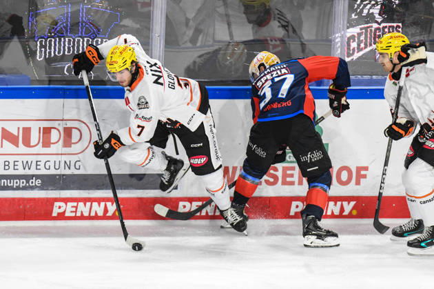 Nuernberg Ice Tigers vs. Loewen Frankfurt, Eishockey, Deutsche Eishockey Liga, Penny DEL, Vorbereitungsspiel, Gaeuboden Cup, Saison 2026 2027 am 23.08.2026 Tyler Spezi (Nuernberg Ice Tigers), kommt gegen Ty Glover (Loewen Frankfurt) zu spaet, Eishockey Herren, Deutsche Eishockey Liga, Penny DEL, Vorbereitungsspiel, Gaeuboden Cup, Saison 2026 2027 am 23.08.2026 im Eisstadion am Pulverturm, Nuernberg Ice Tigers (blau) gegen Loewen Frankfurt (weiss)