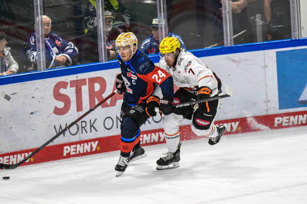 Nuernberg Ice Tigers vs. Loewen Frankfurt, Eishockey, Deutsche Eishockey Liga, Penny DEL, Vorbereitungsspiel, Gaeuboden Cup, Saison 2026 2027 am 23.08.2026 Marcus Weber (Nuernberg Ice Tigers) am Puck vor Ty Glover (Loewen Frankfurt), Eishockey Herren, Deutsche Eishockey Liga, Penny DEL, Vorbereitungsspiel, Gaeuboden Cup, Saison 2026 2027 am 23.08.2026 im Eisstadion am Pulverturm, Nuernberg Ice Tigers (blau) gegen Loewen Frankfurt (weiss)