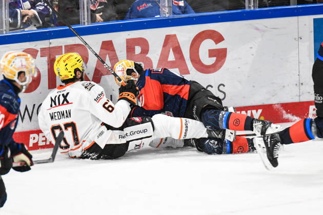 Nuernberg Ice Tigers vs. Loewen Frankfurt, Eishockey, Deutsche Eishockey Liga, Penny DEL, Vorbereitungsspiel, Gaeuboden Cup, Saison 2026 2027 am 23.08.2026 Jakob Weber (Nuernberg Ice Tigers) geht mit Matthew Wedman (Loewen Frankfurt) zu Boden, Eishockey Herren, Deutsche Eishockey Liga, Penny DEL, Vorbereitungsspiel, Gaeuboden Cup, Saison 2026 2027 am 23.08.2026 im Eisstadion am Pulverturm, Nuernberg Ice Tigers (blau) gegen Loewen Frankfurt (weiss)